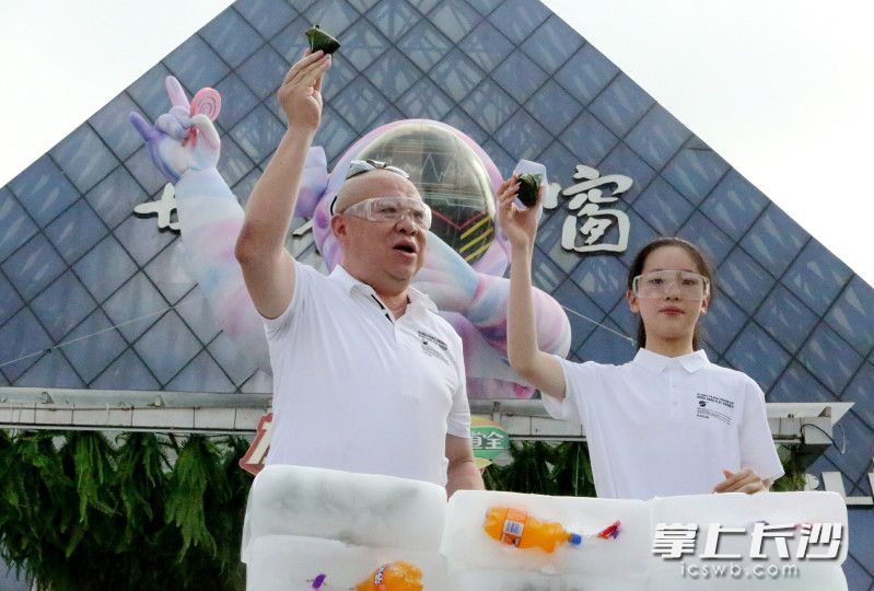 今年5月成功登顶珠穆朗玛峰的16岁长沙女孩徐卓媛和父亲共同“砸冰山、送高粽”，向考生们送上美好祝愿。