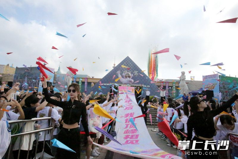 高颜值黑衣猎人携15米梦想卷轴登场，毕业生们在卷轴上写下心愿，许下三年之约，放飞纸飞机，传递美好希望。