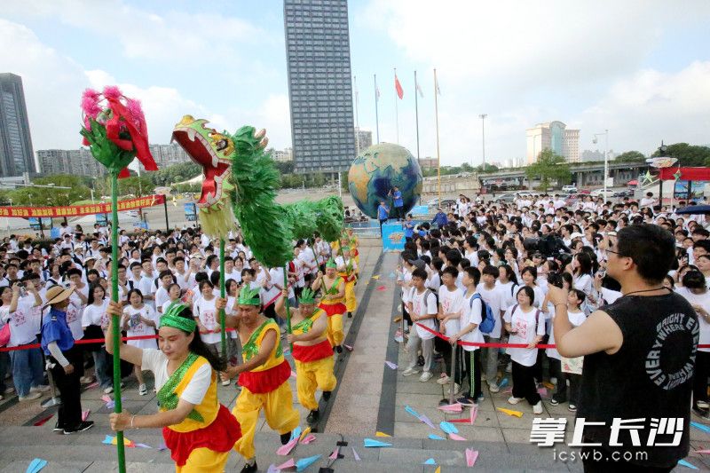 长沙独家非遗巨制的20米粽叶龙惊喜亮相长沙世界之窗，与毕业生们一同挥舞青春。