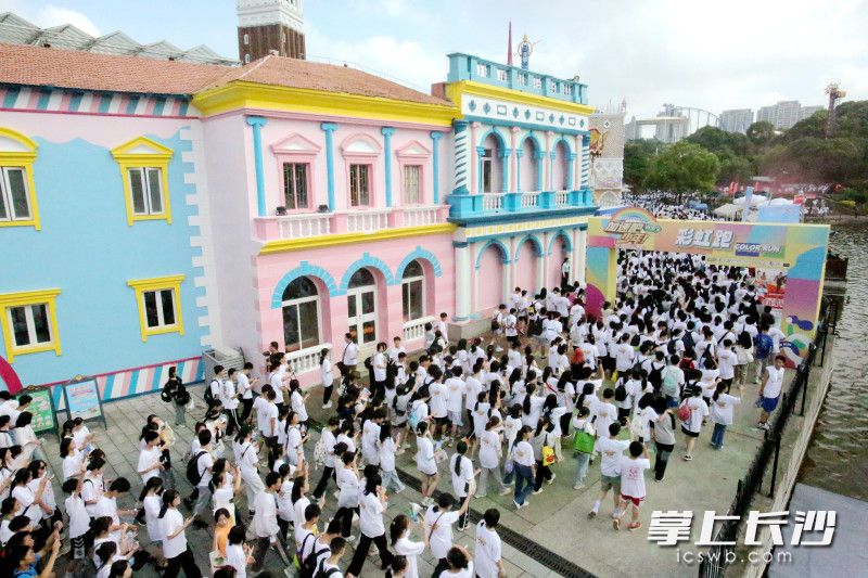 少年们开启了一场色彩斑斓、欢笑四溢的毕业彩虹跑。