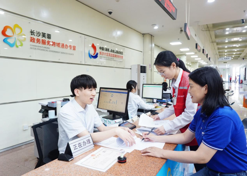 罗女士来到芙蓉区政务大厅“跨域通办”窗口为公司外置仓库办理食品经营许可证。长沙晚报通讯员 杨宁 摄