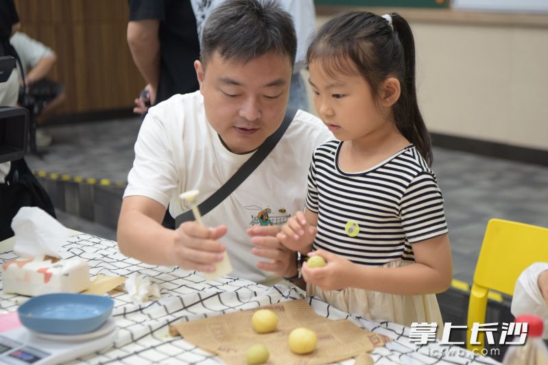 在“我们的节日·好韵味端午”活动中制作绿豆糕。