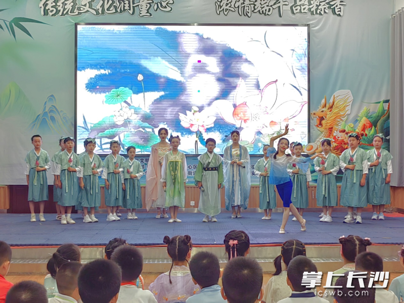 活动主会场，同学们带来了精彩的节目。均为长沙晚报通讯员 腾璐祺 潘启明 摄影报道