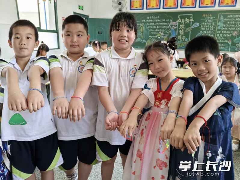 看，我们自己编织的五彩绳。