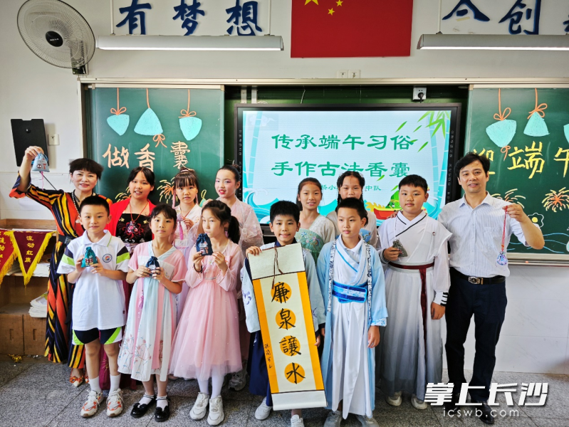师生展示自己制作的香囊。