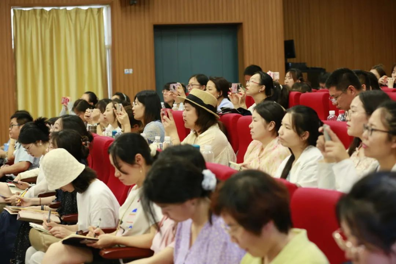 老师们正在认真听课。