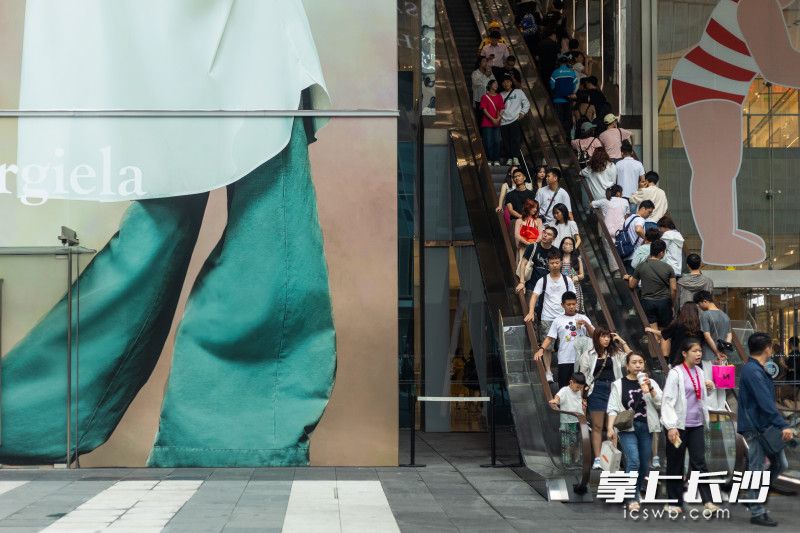 端午假期，长沙黄兴南路步行商业街人流如织。均为长沙晚报全媒体记者 董阳 摄