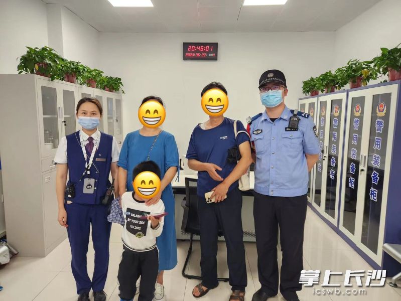 家长赶到警务室接回男孩。 长沙晚报通讯员 李直蔚 供图