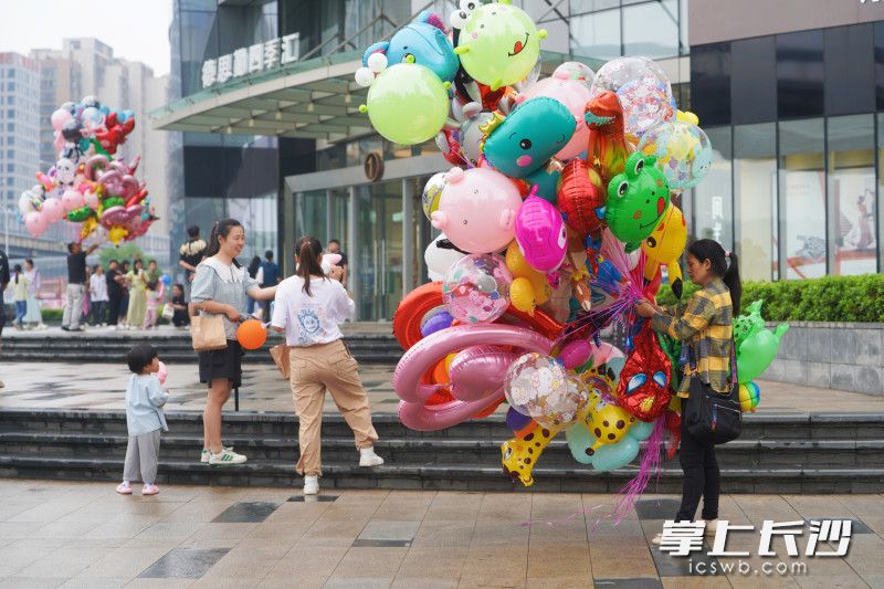 德思勤广场，气球商贩吸引了不少游客的目光。