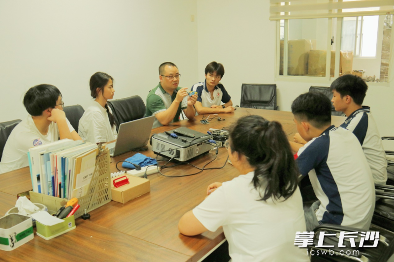 三一职院师生探讨小微水体智能监测与防治系统研发。均为长沙晚报通讯员 侯晓丽 高妍 供图