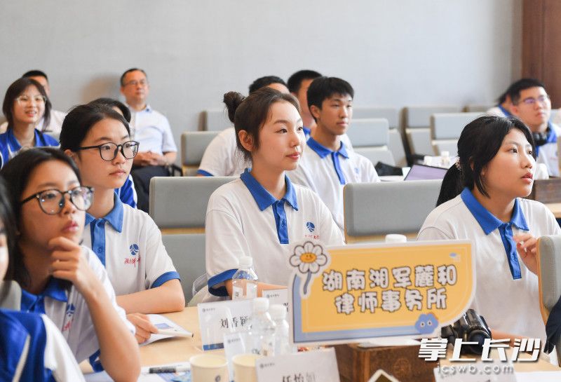 湖南师范大学附属中学高 2122 班的同学们来到湘军麓和律师事务所与律师面对面交流学习。长沙晚报全媒体记者 邹麟 摄 湖南师范大学附属中学高 2122 班的同学们来到湘军麓和律师事务所与律师面对面交流学习。长沙晚报全媒体记者 邹麟 摄