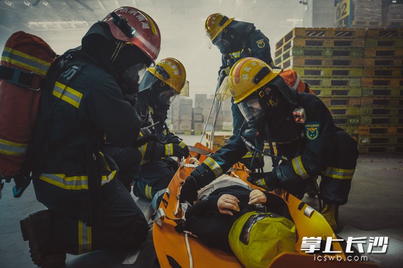 消防救援人员对“伤者”展开救援和转移。