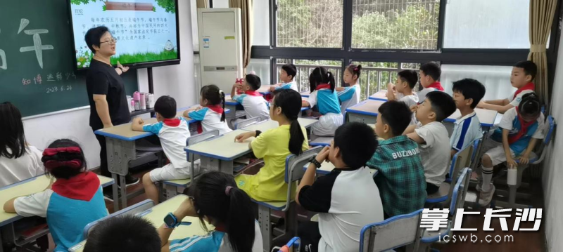 孩子们了解端午节来源和民俗知识。均为长沙晚报通讯员 谢娟娟 谢小寒 供图