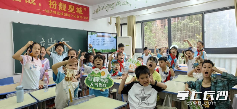 孩子们开心地互道“端午安康”。