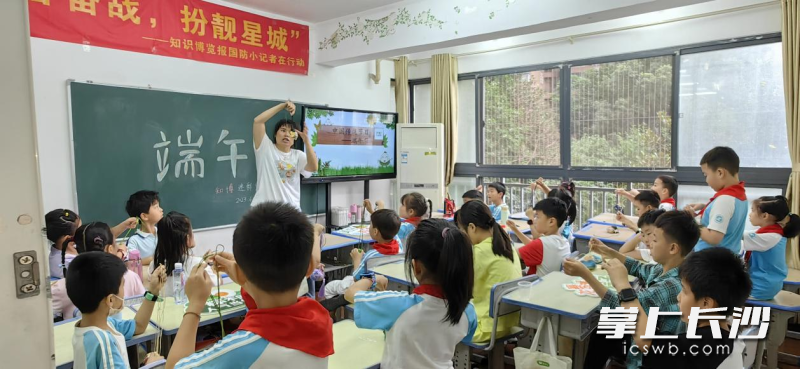 孩子们学习制作艾叶香囊。