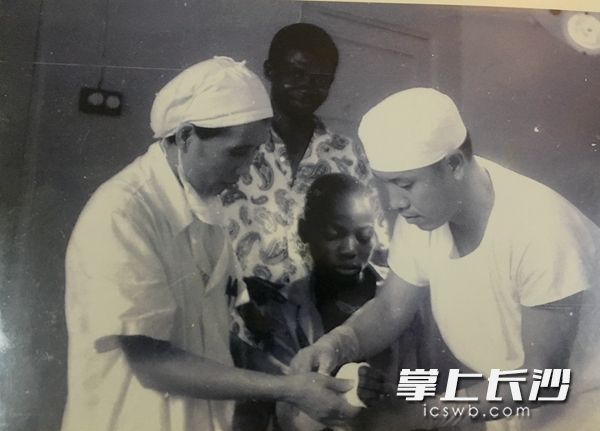 李贺君教授（右一）为当地非洲骨折民众进行包扎固定。