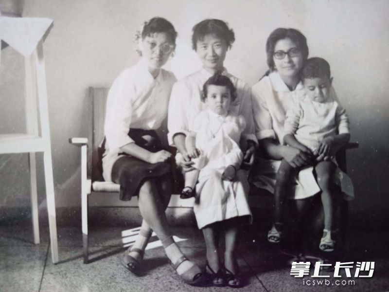 张友明教授（后排中间）与当地接生的儿童合影。