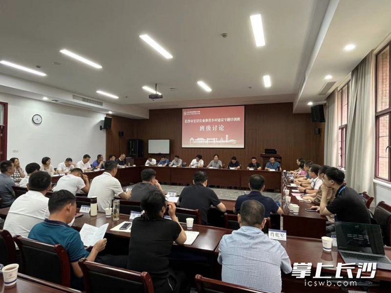 班级讨论现场。通讯员 李芸 何伟 摄影报道