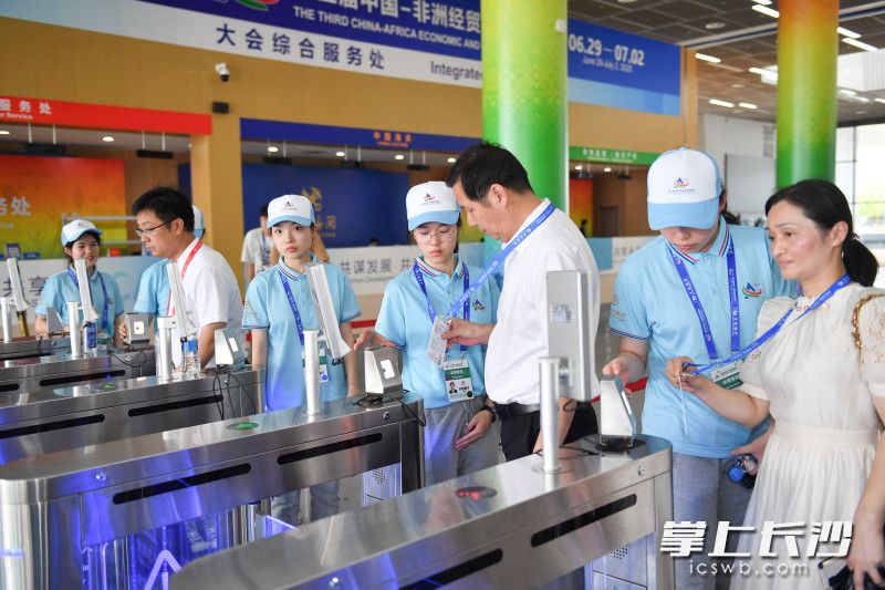 第三届中非经贸博览会的“蓝精灵”志愿者们在进行服务。 长沙晚报全媒体记者 邹麟摄