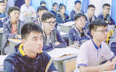 高效课堂，认真听讲中。