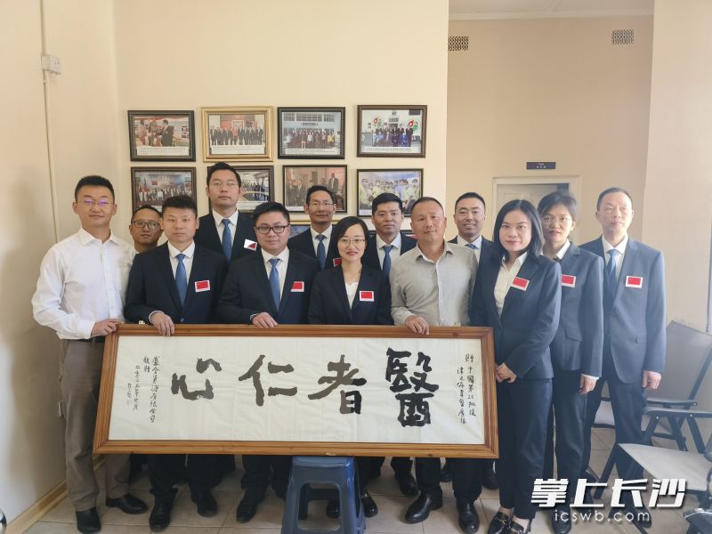 在津华人肖先生赠予医疗队“医者仁心”牌匾。均为受访者供图