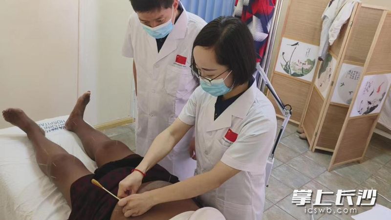 胡莎正在为津巴布韦居民进行针灸治疗。