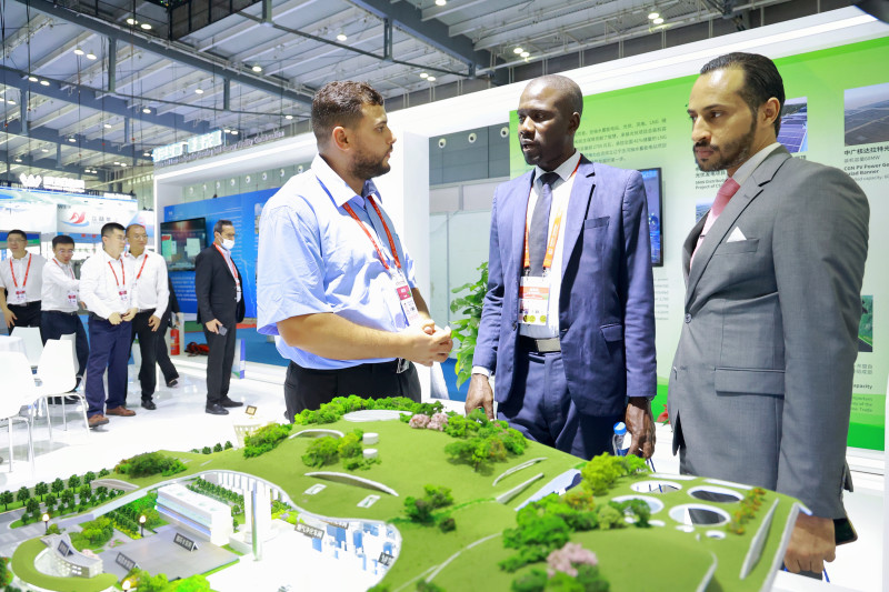 客商们正在中建二局展厅参观。 客商们正在中建二局展厅参观。