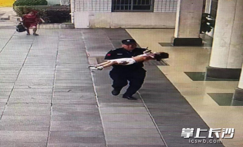 保安抱娃飞奔送急救。  均为通讯员供图 保安抱娃飞奔送急救。  均为通讯员供图