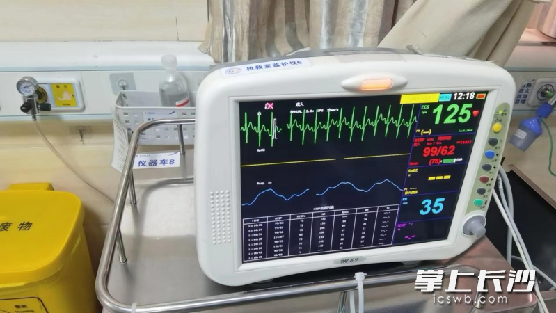 重症监护室医护人员严密监护患者的生命体征，随时进行对症治疗。  通讯员供图