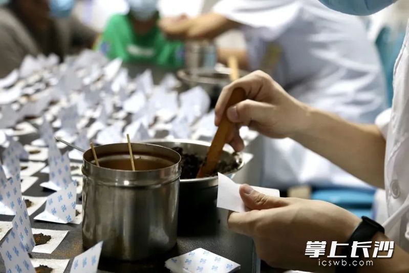 湖南中医药大学第二附属医院（湖南省中医院）的医务人员在精心调制三伏贴药膏。  均为医院供图