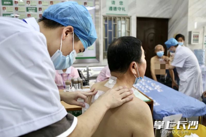 三伏贴的主要功效是温补阳气、疏通经络、祛除寒邪、强身健体等。