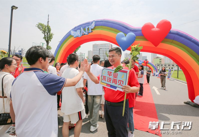 杨闰平表示，老师要成为学生生命中的贵人。  均为长沙晚报通讯员 易颇 供图