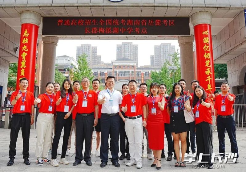 杨闰平表示，要努力为学校谋发展、为老师谋幸福、为学生谋前途。