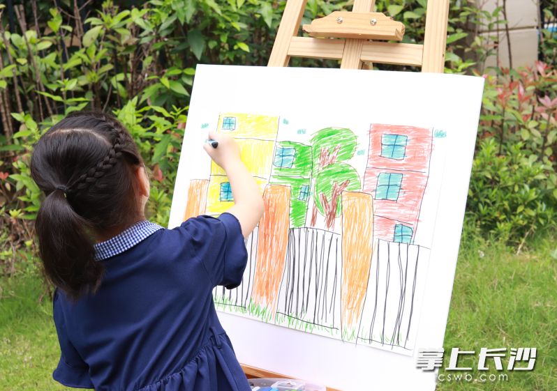 望城区教育局万润滨江幼儿园,一名幼儿正在绘画。 望城区教育局万润滨江幼儿园,一名幼儿正在绘画。