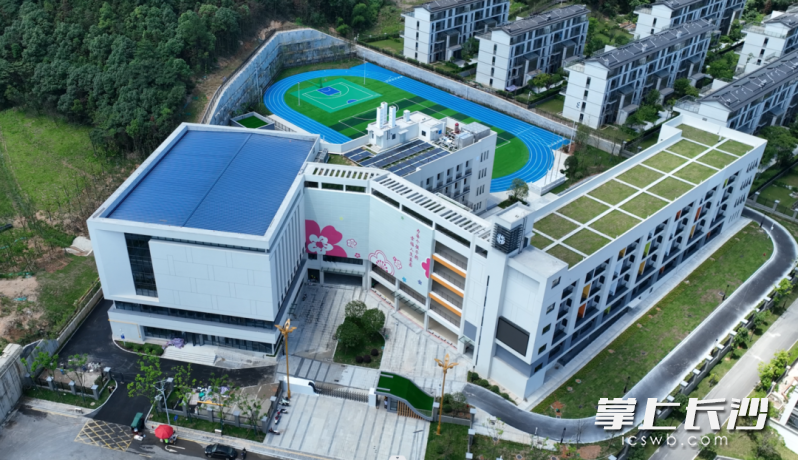 位于象鼻窝森林公园坡脚的周南梅溪湖映日学校目前已完工，学校规划18个班，可提供810个学位。  均为长沙晚报全媒体记者 陈焕明 通讯员 田尧江 摄影报道