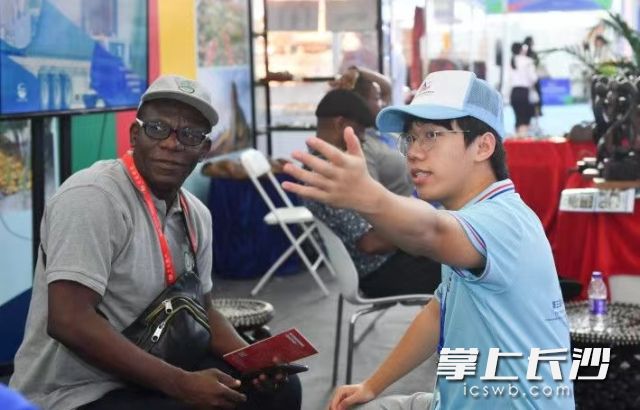 来自湖南工商大学的志愿者大学生危雨烨在展馆内为外宾提供语言服务。  长沙晚报全媒体记者 邹麟 摄