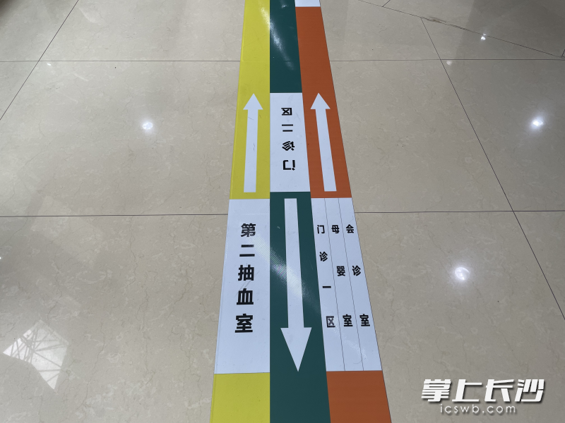 不同颜色的指引为患者辨明方向。