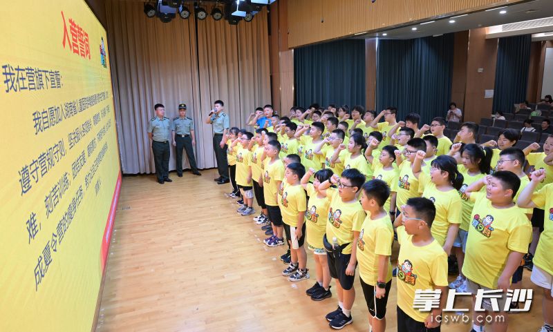 “我自愿加入胖墩瘦身夏令营，自觉遵守营规守则，坚决服从各项指令……”55名小胖墩们在营旗下集体宣誓。 