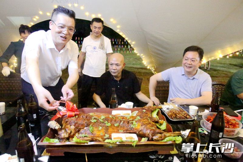 三五好友一起撸串。