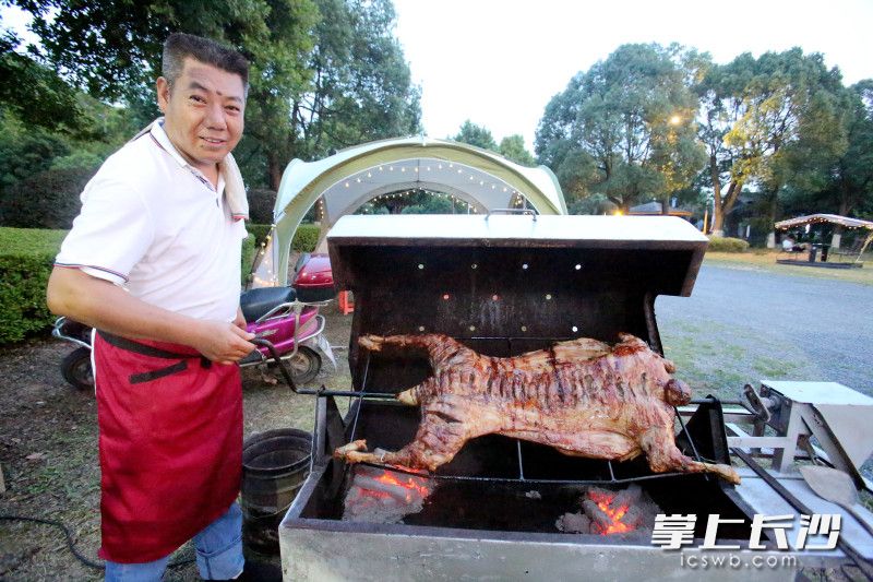 烤全羊。