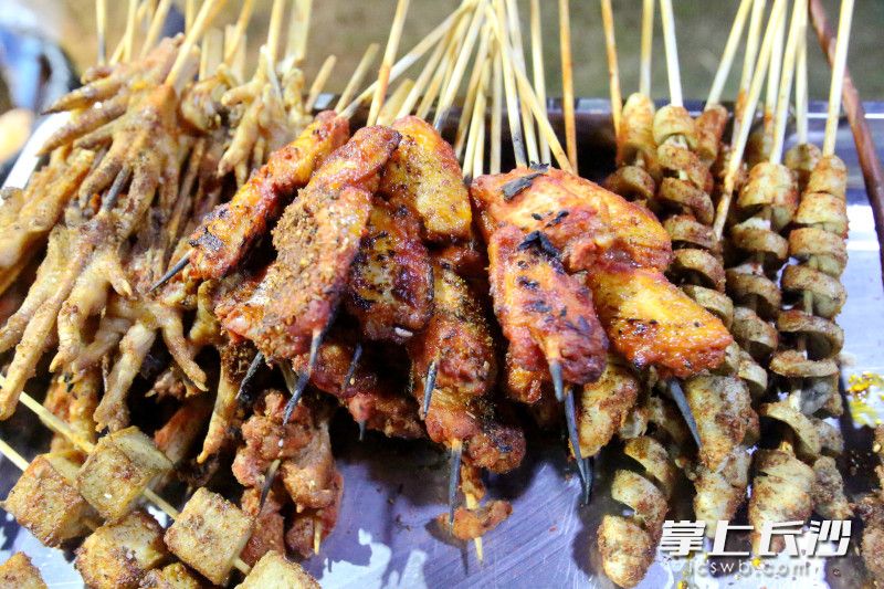 烧烤食物品种丰富。