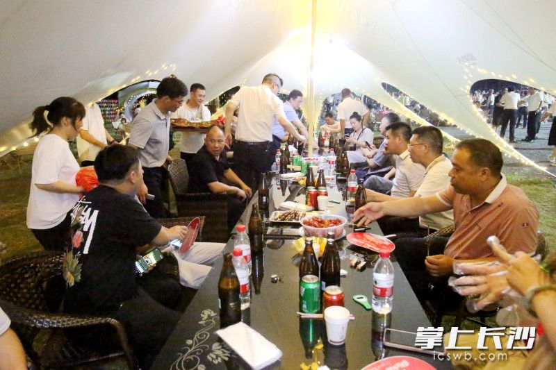 帐篷里撸串喝啤酒，别有一番风味。