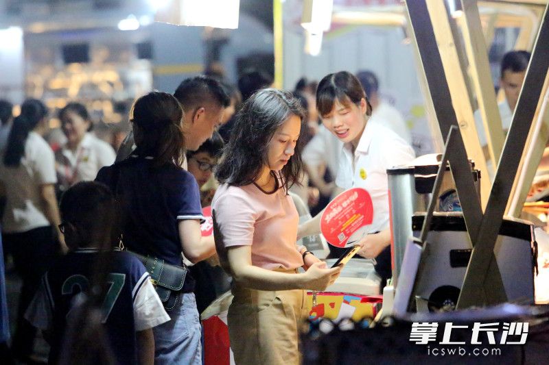 游客排队扫码点单。