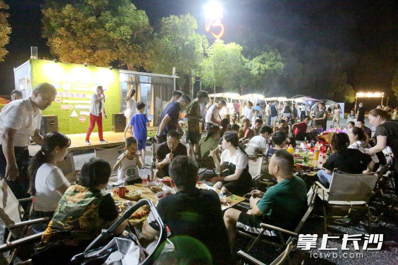 边看演出边吃烧烤，夜市火热。