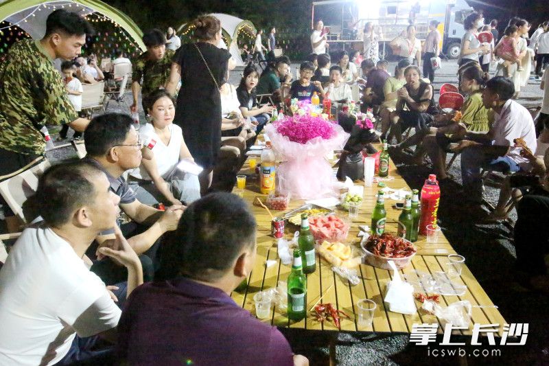 8日晚，宁乡“仰望星空 夏泡温泉”啤酒烧烤嘉年华活动在灰汤紫龙湾温泉度假区启动。  均为长沙晚报全媒体记者贺文兵摄