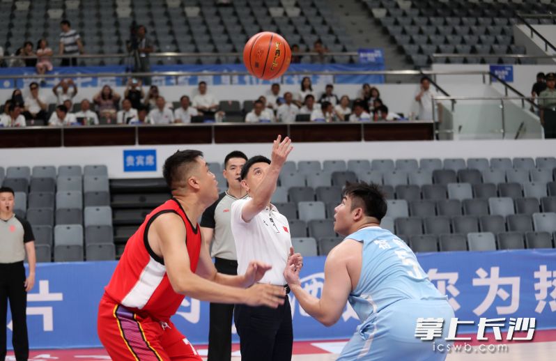双方跳球。均为长沙晚报通讯员 陈放 摄