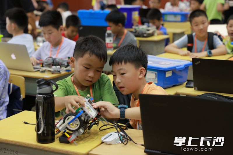 全省157个参赛学校、427支参赛队伍、871名参赛选手齐聚长沙航天学校。  均为长沙晚报通讯员 蒋艳 何文姬 摄