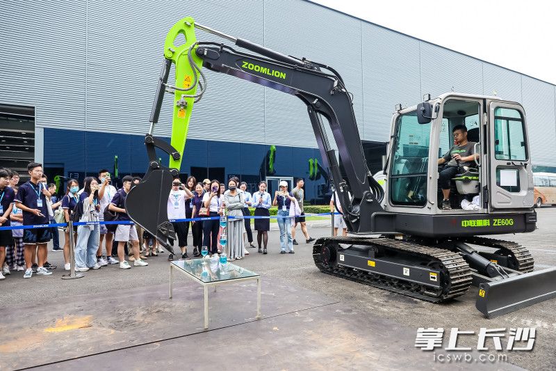 高校学子分组走进湘江新区和长沙经开区重点企业，深度体验企业生产生活环境。长沙市人社局供图