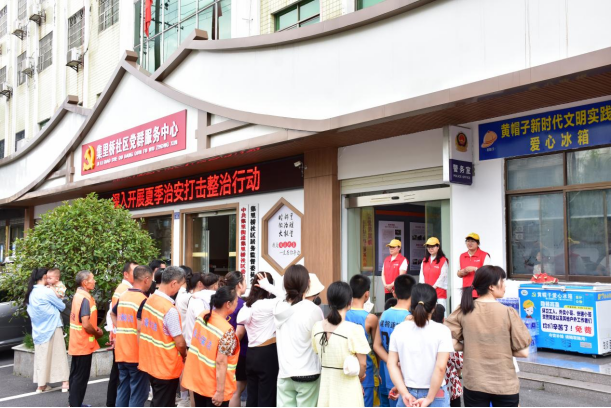 7月7日，集里桥社区“爱心冰箱”公益活动启动。均为受访者供图