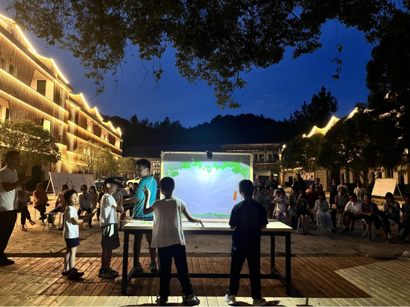 7月9日晚，孩子们邀请自己的家人和村民朋友们来参加自然晚会，展示自己根据浏阳手工竹纸制作技艺造纸技艺调研之后设计制作的纸影，并演出剧目。所有的研究成果都是由孩子们经过村庄拜访、实地探究的产出。